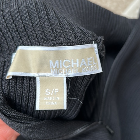 MICHAEL KORS black and white size small knitted mid-calf, short sleeve dress. - Picture 3 of 4